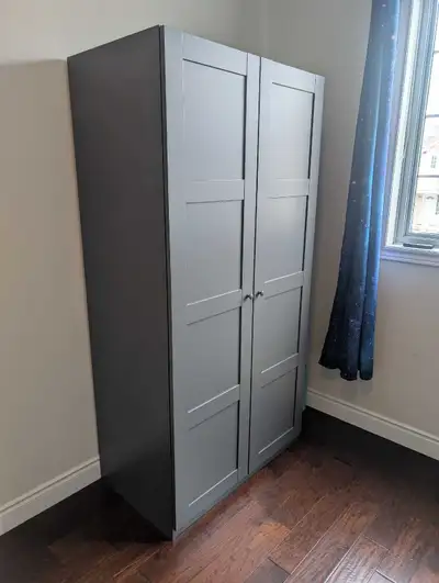 This is an IKEA dresser/wardrobe in used condition, perfect for adding storage to any room. It featu...