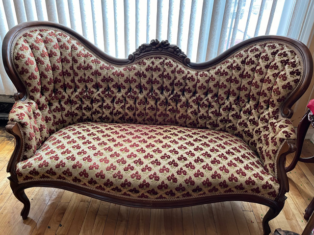 Antique sofa couch  dans Sofas et futons  à Ville de Montréal - Image 2