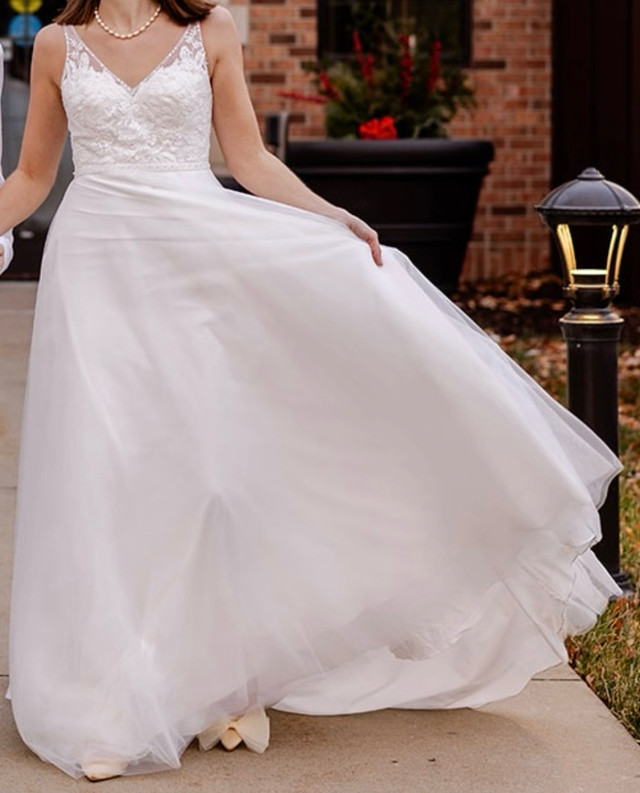 Wedding dress size 0 NEW in Wedding in Belleville