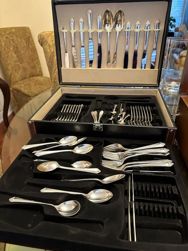 Sheffield Flatware Set in Kitchen & Dining Wares in Oshawa / Durham Region - Image 4