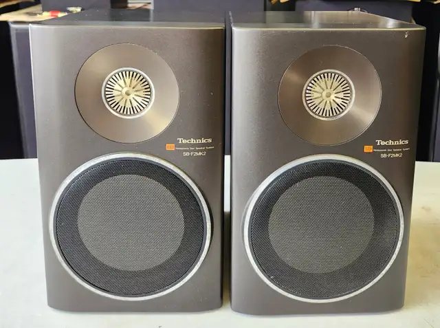 TECHNICS SB-F2MK2 BOOKSHELF SPEAKERS in Speakers in City of Toronto - Image 2