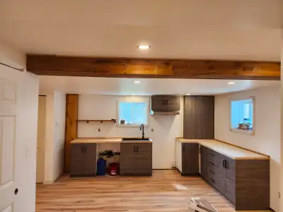 Grand 3 et demi 725 pieds carré Demi sous-sol d'un triplex Entrées pour laveuse, sécheuse et lave va...