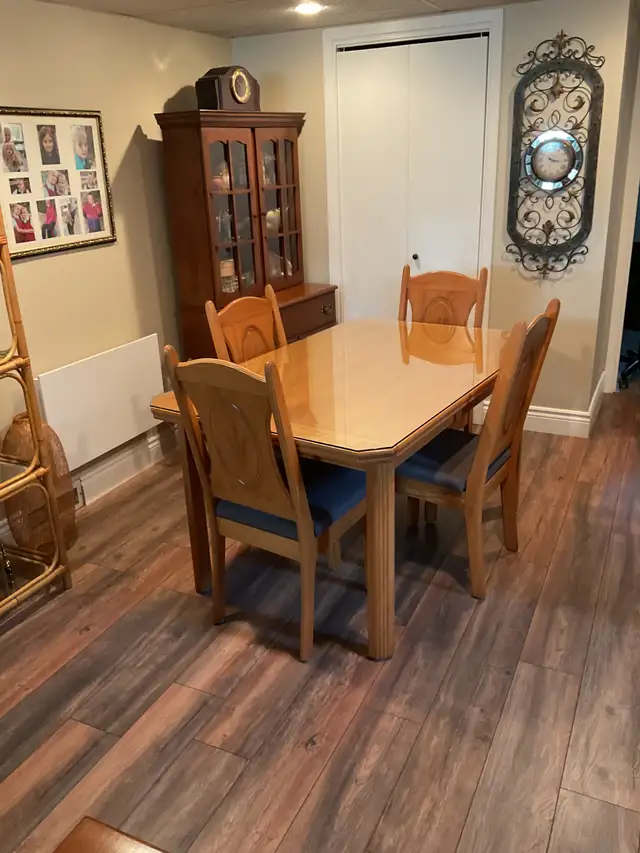 Set de cuisine en bois 55 x 36 ; 4 chaises in Dining Tables & Sets in Trois-Rivières - Image 3