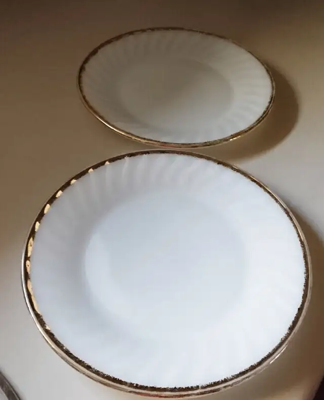 Vintage Fire King Oven Ware 9" White Dinner Plates with Gold Rim in Arts & Collectibles in Oshawa / Durham Region - Image 4