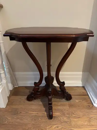 19"inch by 25"inch top and 28.5"inches tall! a coupke rings on top not very noticeable tY!