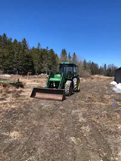 Tracteur john deere 2555. 4x4 cab loader bucket & fourche a foin transmission avec Hi-LO 13414 heure...