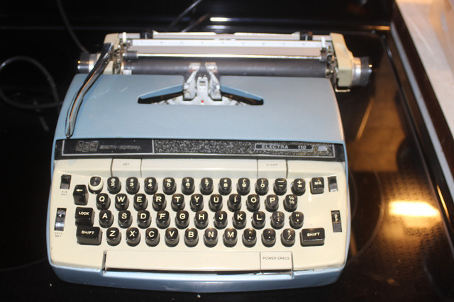 Vintage Smith Corona Electra 210 Typewriter in Arts & Collectibles in City of Toronto - Image 3