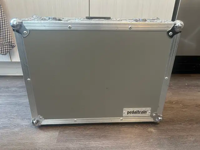 Pedal train classic jr case and board in Amps & Pedals in City of Toronto - Image 2