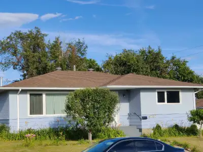 3 bedroom house main floor near Capilano transit centre.