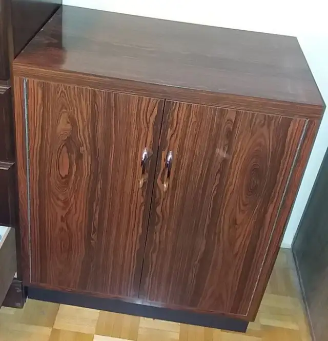 Brown Liquor Cabinet with 2 doors and 3 adjustable shelves in Bookcases & Shelving Units in City of Toronto - Image 3