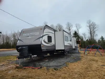 36 ft bumper pull, motorized awning, microwave, full sized fridge, 3 burner gas stove, gas oven, new...