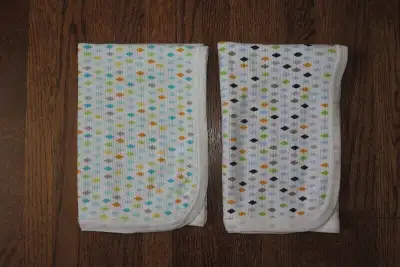 2 Couvertures en coton pour bébé, comme neuves, View more