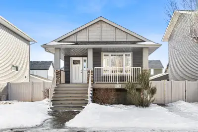 Main Floor Unit: 3 Bed / 1 Bath in Harbour Landing, Regina Overview: Built in 2013, a 1,227 square f...
