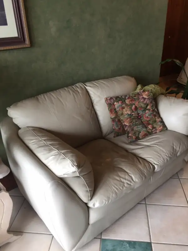Causeuse en vrai Cuir, Ivoire**all-leather Loveseat, Ivory in Couches & Futons in Laval / North Shore - Image 9