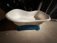 Baby bath tub with detachable booster step