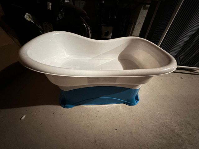 Baby bath tub with detachable booster step in Bathing & Changing in Markham / York Region