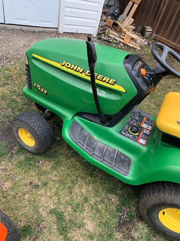John Deere LT133 riding lawnmower with bagging system Lawnmowers