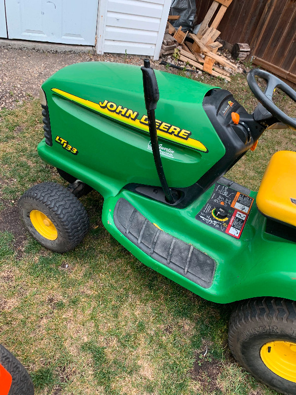 John Deere LT133 riding lawnmower with bagging system Lawnmowers