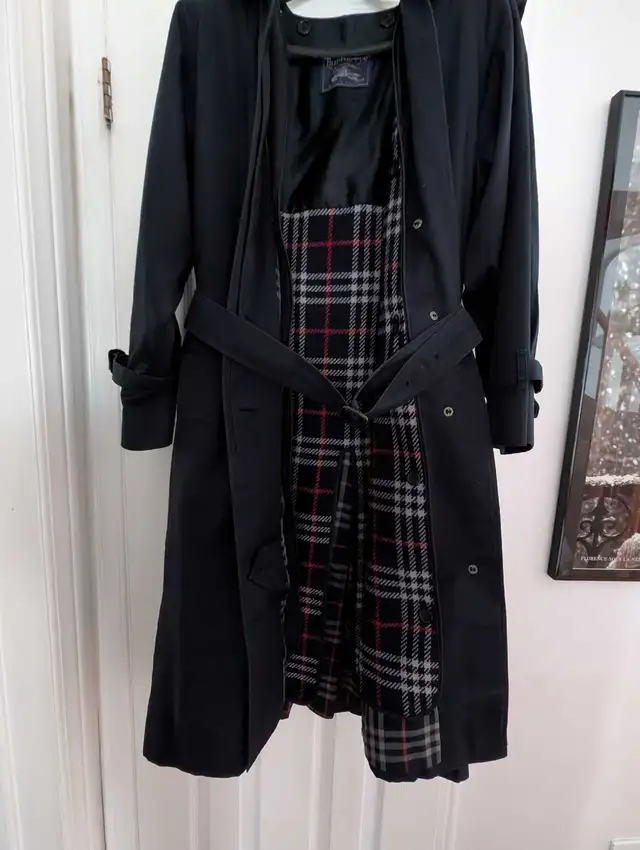 Genuine Vintage Woman's  Burberrys Trench Coat in Women's - Tops & Outerwear in Mississauga / Peel Region - Image 3