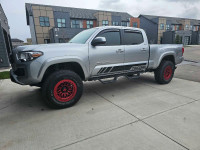 2022 Toyota Tacoma low kms no accidents 1 owner tons of upgrades