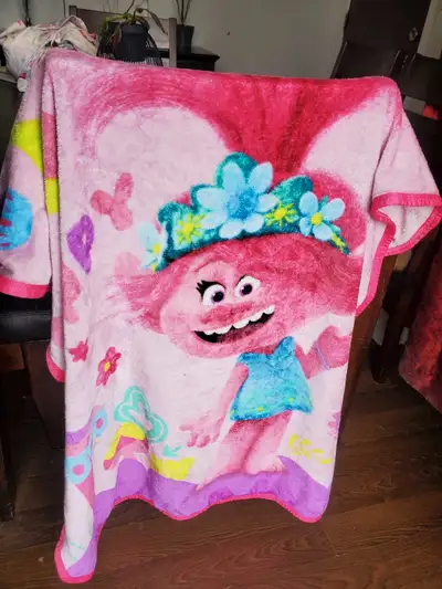 Cette couverture Troll vibrante et douce est parfaite pour les câlins et les aventures! Elle est en...