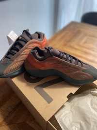 YEEZY 700 CUIVRE DÉLAVÉE BRAND NEW WITH RECEIPT SIZE 11
