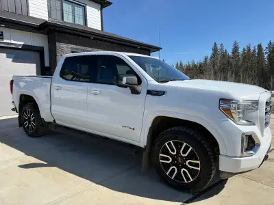 Selling our 2019 Gmc Sierra 1500 AT4 6.2L 10spd Clean history, No liens. 236,000kms. Original owner,...