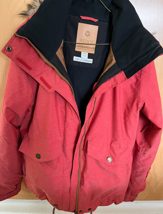 Roxy Ski/Snowboarding winter jacket excellent condition size M in Snowboard in Calgary