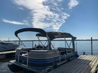 Ponton légend 21 pied 2019 , acheter en 2020 Moteur 150 hp 3 quilles GPS Veste, trippe et plus encor...