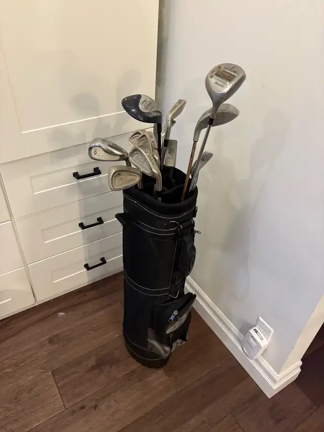 women’s right handed golf clubs and bag  in Golf in Guelph - Image 2