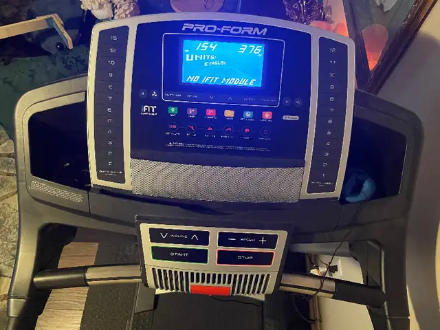 Treadmill in Exercise Equipment in Oshawa / Durham Region - Image 3