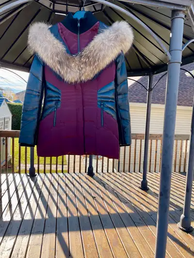 Manteau d’hiver pour femme Rouge-vin et noir XS Manches et détails en cuir noir Capuchon avec fourru...