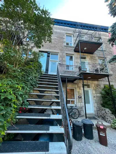 Beautiful 3 Bedroom Condo in Mile End on 3rd floor