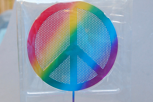 Rainbow Peace Sign Jewelery/Earring Holder in Jewellery & Watches in City of Toronto - Image 3