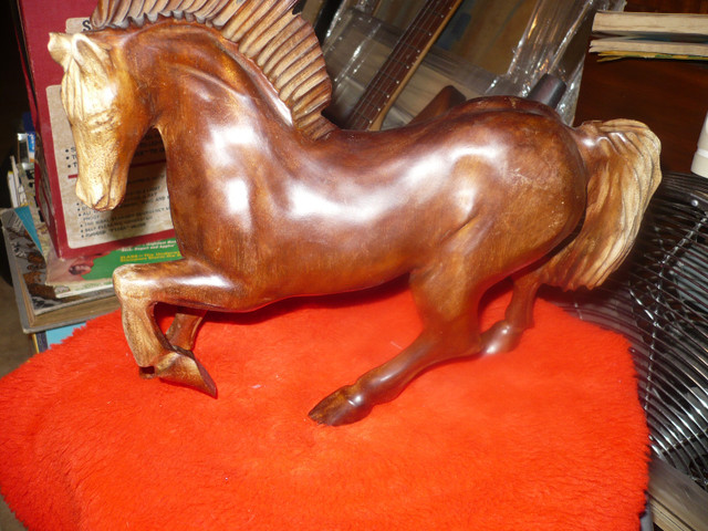 Cheval en bois sculpté sur pied 12'' X 9'' pouces dans Art et objets de collection  à Ville de Montréal