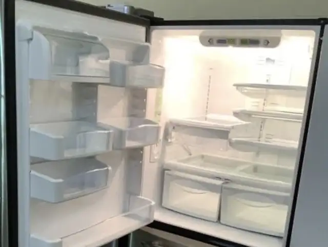  GE Stainless fridge in Refrigerators in City of Montréal - Image 3