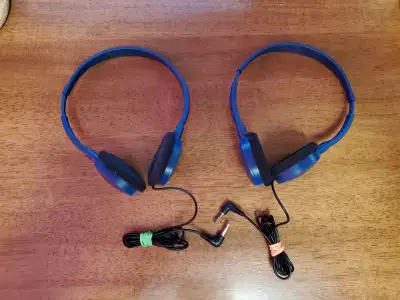 Écouteurs / headphones en bon état. 3$ chaque. J'habite dans le quartier Cote des neiges H3S1H6