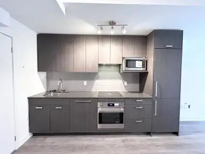 Lawrence Victoria 2b2b Townhouse Available For Rent with Parking