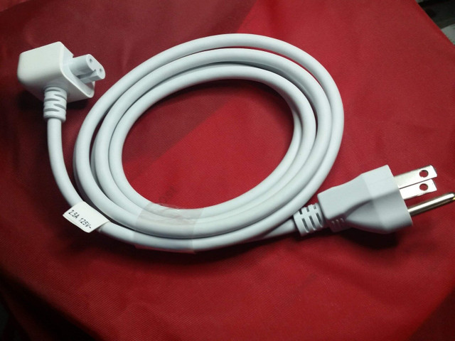 Apple Power Adapter, Cables and Accessories in Cables & Connectors in Sarnia - Image 4