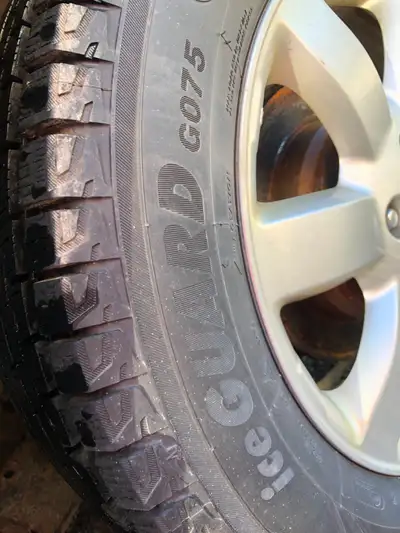 4 pneus hiver Yokohama Ice Guard G075 225/65R17 Utilisés un hiver (5 000kms) 600 $ (150$/pneu)