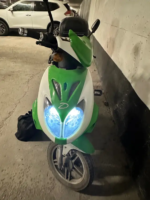 Daymak e-bike very good running condition . in Scooters & Pocket Bikes in Mississauga / Peel Region - Image 2