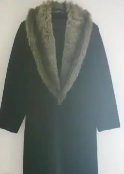 MANTEAU EN FOURRURE SYNTHÉTIQUE (SITUÉ À LAVAL), View more