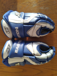 Beautiful blue and white senior hockey gloves, size large, 15 in