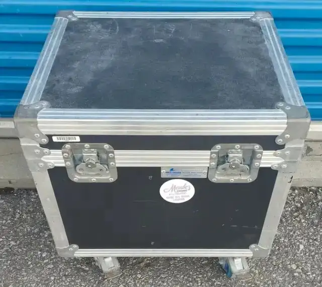 x4 American DJ Comscan LED light fixtures w/ 2 remotes and case in Performance & DJ Equipment in Mississauga / Peel Region - Image 3