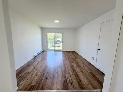 Ce spacieux appartement 4 1/2 de 900 pieds carrés offre un espace de vie lumineux, propre et moderne...
