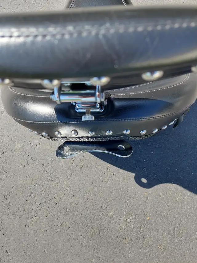 siège Mustang # 79485  Harley Softail ou autre de 2007 à  2017 in Motorcycle Parts & Accessories in Sherbrooke - Image 6