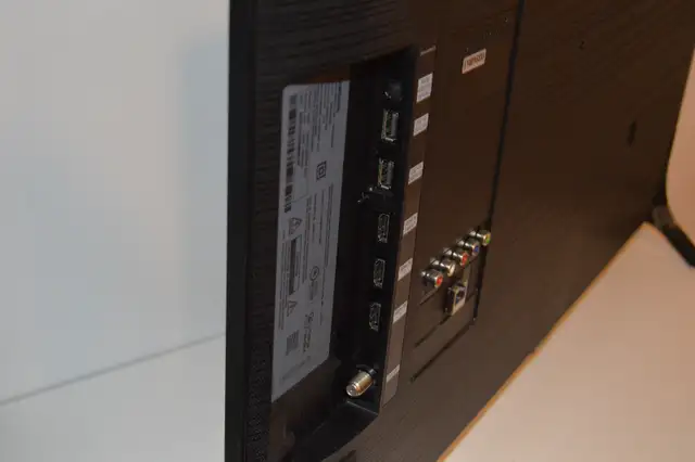 Samsung QN32Q50RA 32" QLED 4K Smart Ultra HD TV with Remote etc. in TVs in Markham / York Region - Image 4