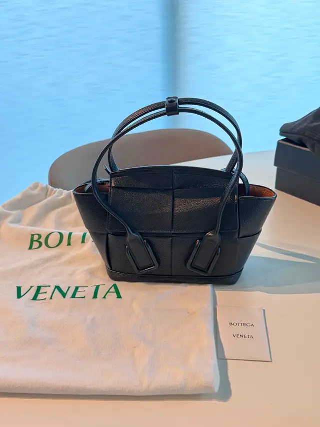 Bottega Veneta Mini Arco Bag in Women's - Bags & Wallets in City of Toronto - Image 2
