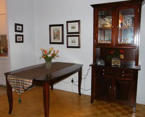 Belle table en bois véritable, incluant un panneau pour l’agrandir. Aucune chaise d’inclus. 550 $ Va...