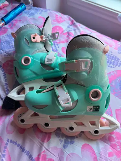 Patins pour fille taille 10.5 / 12 taille US. Voir photo pour plus d’info concernant la taille. Avec...